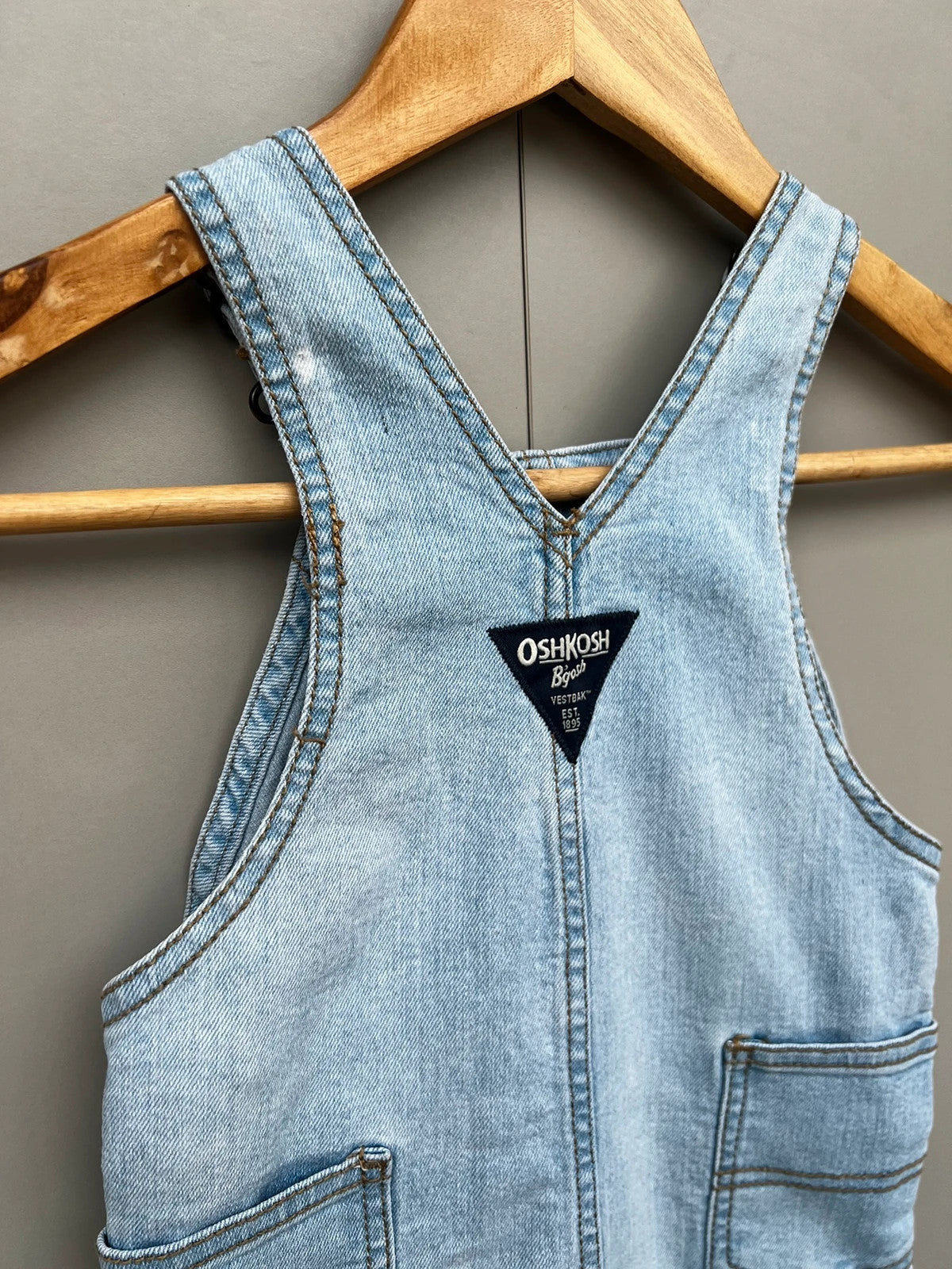 Oshkosh Light Denim Unisex Dungarees 18M (Play condition)