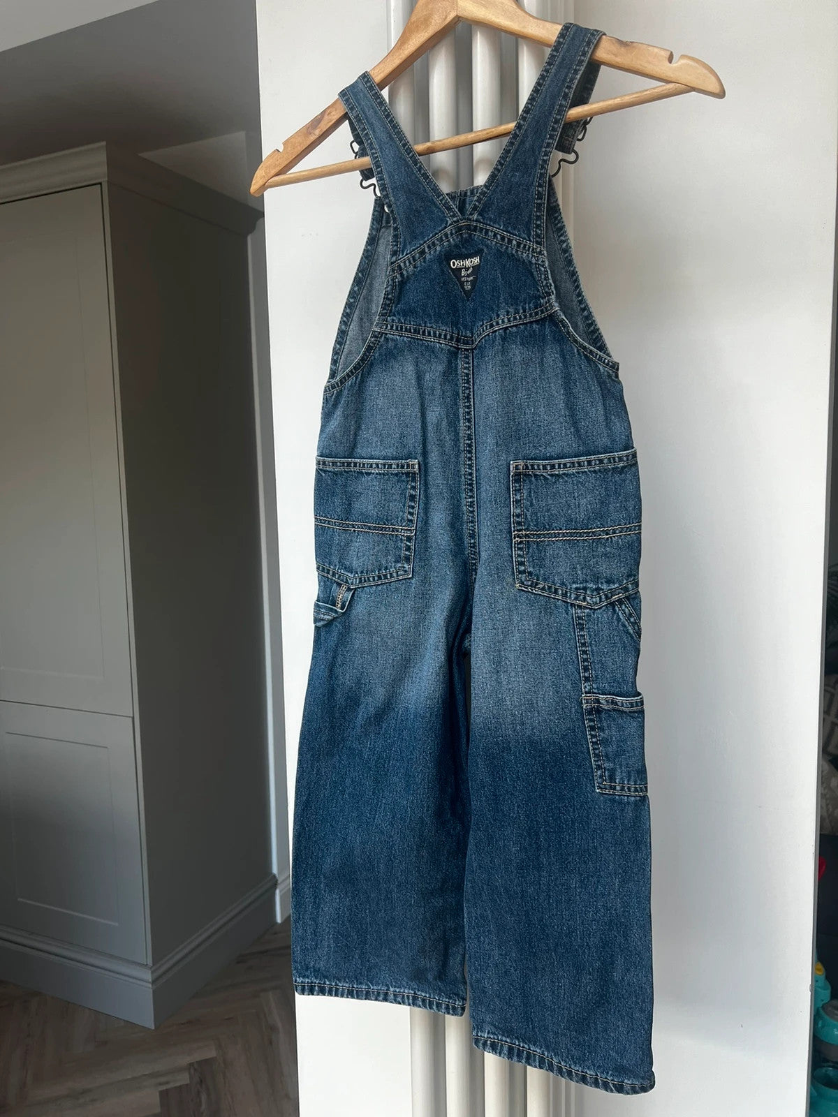 Oshkosh Classic Denim Dungarees 5T (Play condition)