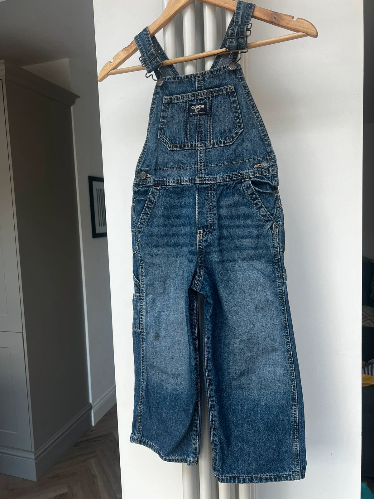 Oshkosh Classic Denim Dungarees 5T (Play condition)